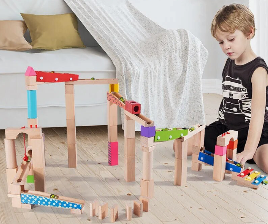 Circuito Mágico de Canicas – Construcción, Creatividad y Movimiento