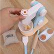 Mini Chef Repostero – Batidora de Madera con Accesorios Dulces y Realistas