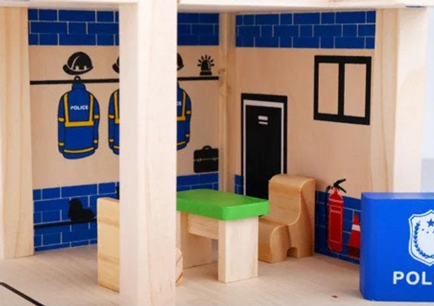 ¡Alerta en la ciudad! Estación de Policía de Madera con Helicóptero, Patrulla y Oficiales