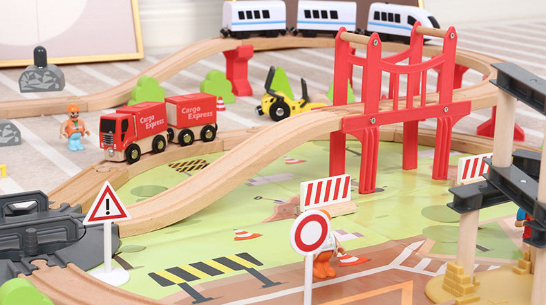 Gran Ciudad del Tren – Set de Madera con 104 Piezas y Tren Eléctrico