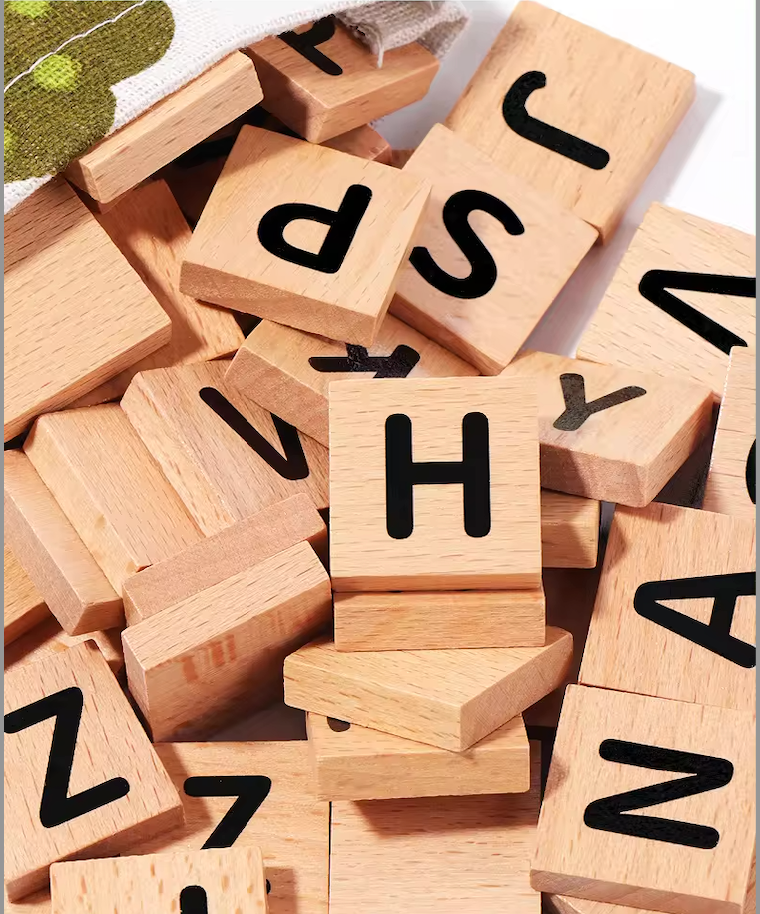 Palabras que cobran vida: Juego de Spelling con letras de madera y tarjetas ilustradas